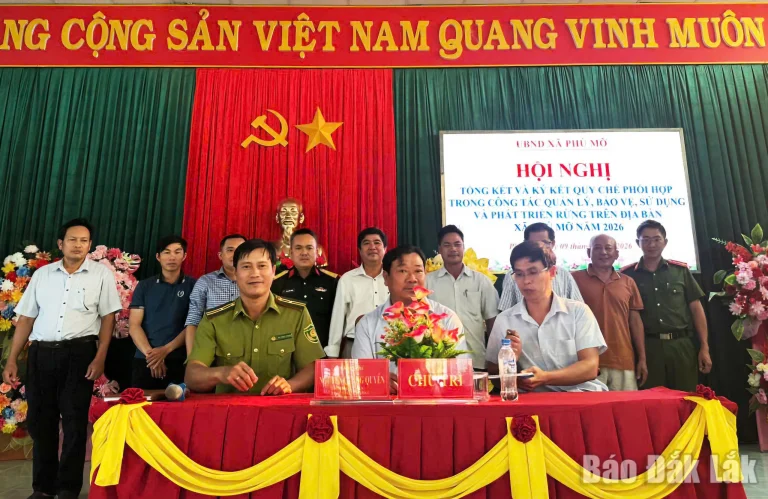 Các đơn vị ký kết phối hợp quản lý, bảo vệ, sử dụng và phát triển rừng trên địa bàn xã.