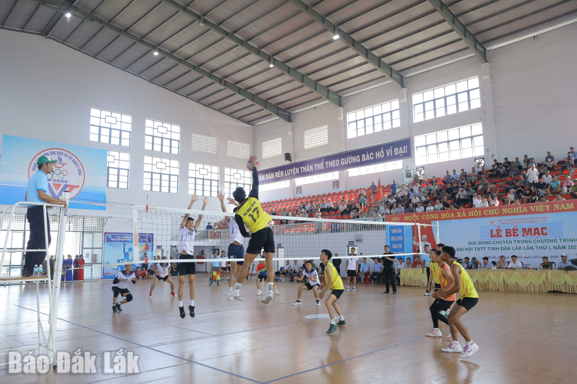 Trận chung kết nội dung nam giữa Công an tỉnh và xã Đức Bình (trang phục vàng đen).