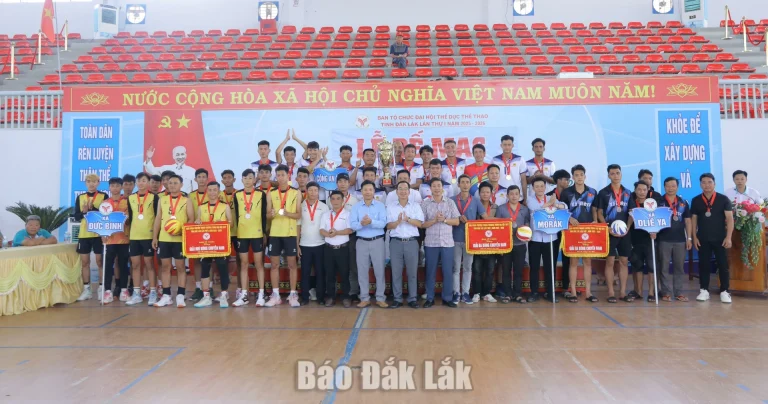 Ban tổ chức trao giải cho các đội có thành tích cao ở nội dung nam.