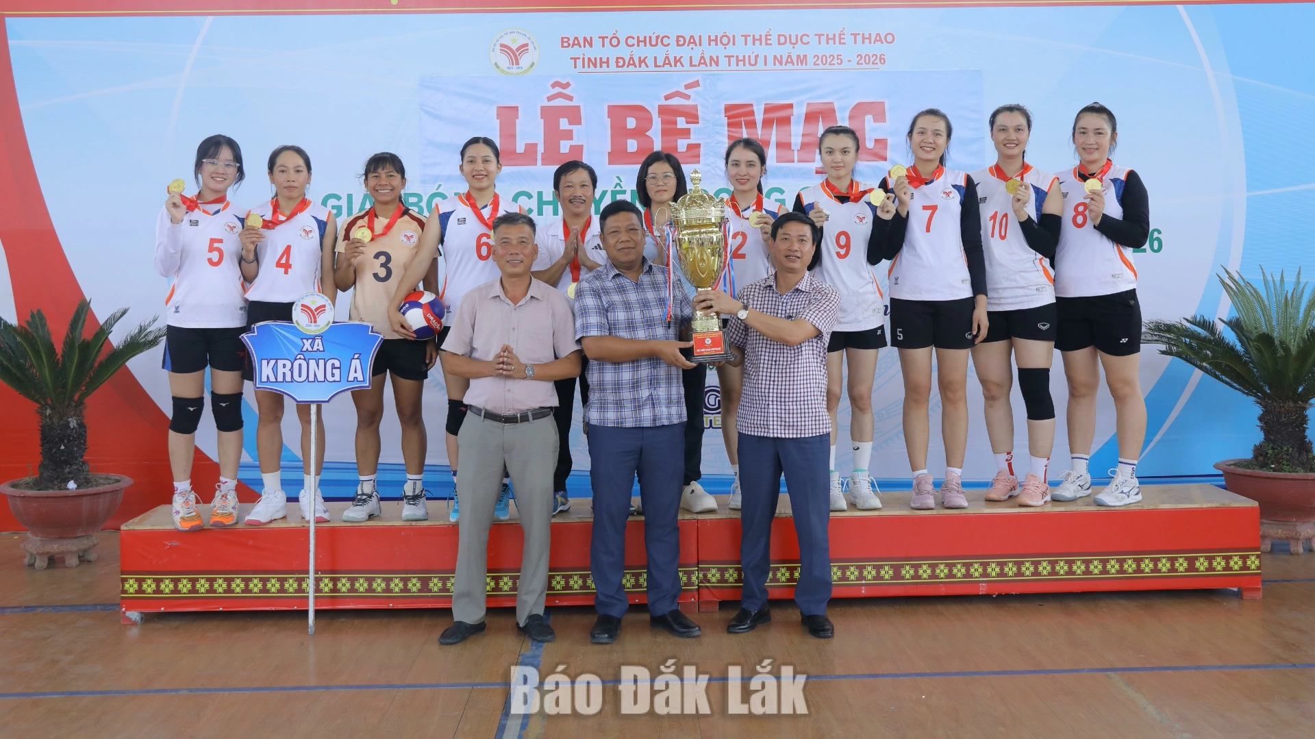 Đội bóng nữ xã Krông Á đăng quang ngôi hậu.