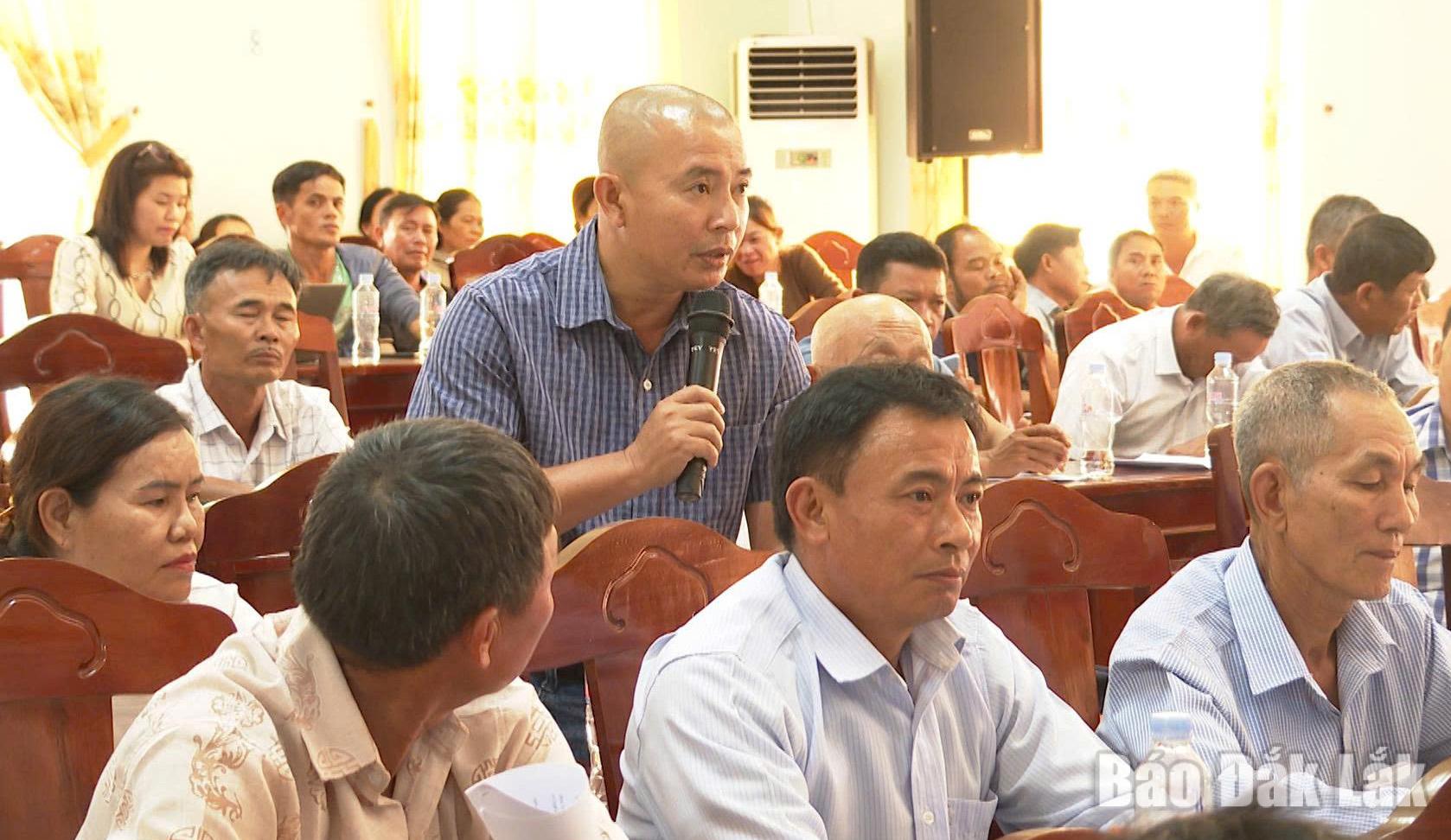 Nông dân trồng mía kiến nghị tại hội nghị.