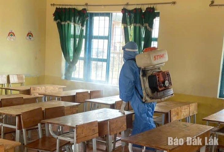 Cán bộ Trung tâm Y tế Krông Búk phun hóa chất xử lý ổ dịch quai bị tại Trường Tiểu học Phạm Hồng Thái. 