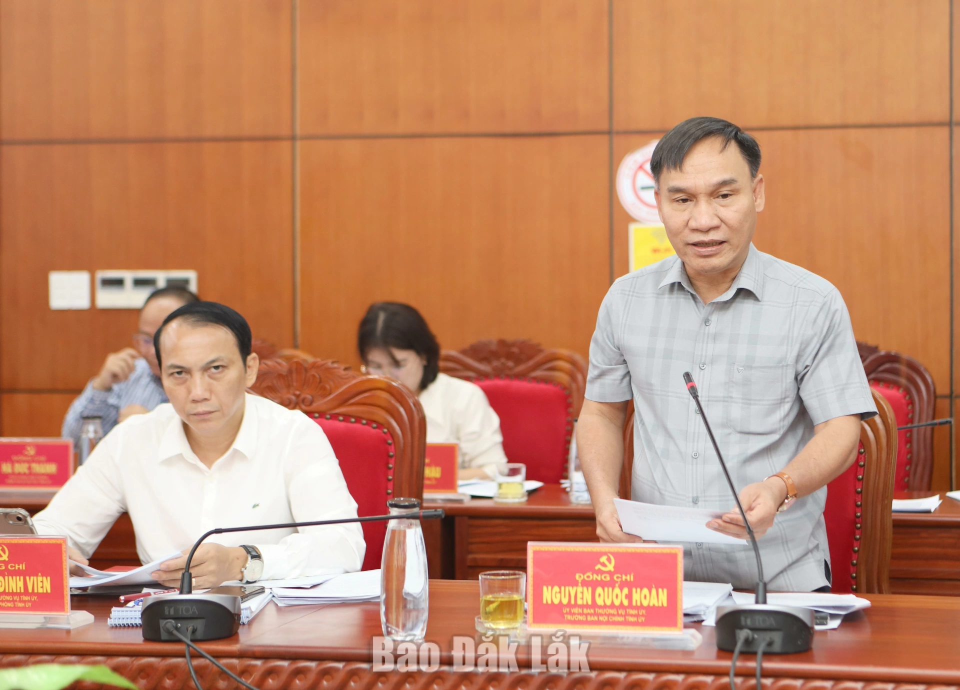 Đồng chí Nguyễn Quốc Hoàn, Ủy viên Ban Thường vụ Tỉnh ủy, Trưởng Ban Nội chính Tỉnh ủy báo cáo về các dự án, công trình trọng điểm chậm tiến độ trên địa bàn tỉnh.