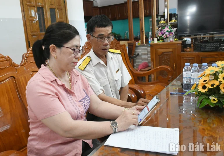 Cán bộ thuế đồng hành, hướng dẫn hộ kinh doanh sử dụng tài khoản riêng cho hoạt động kinh doanh.