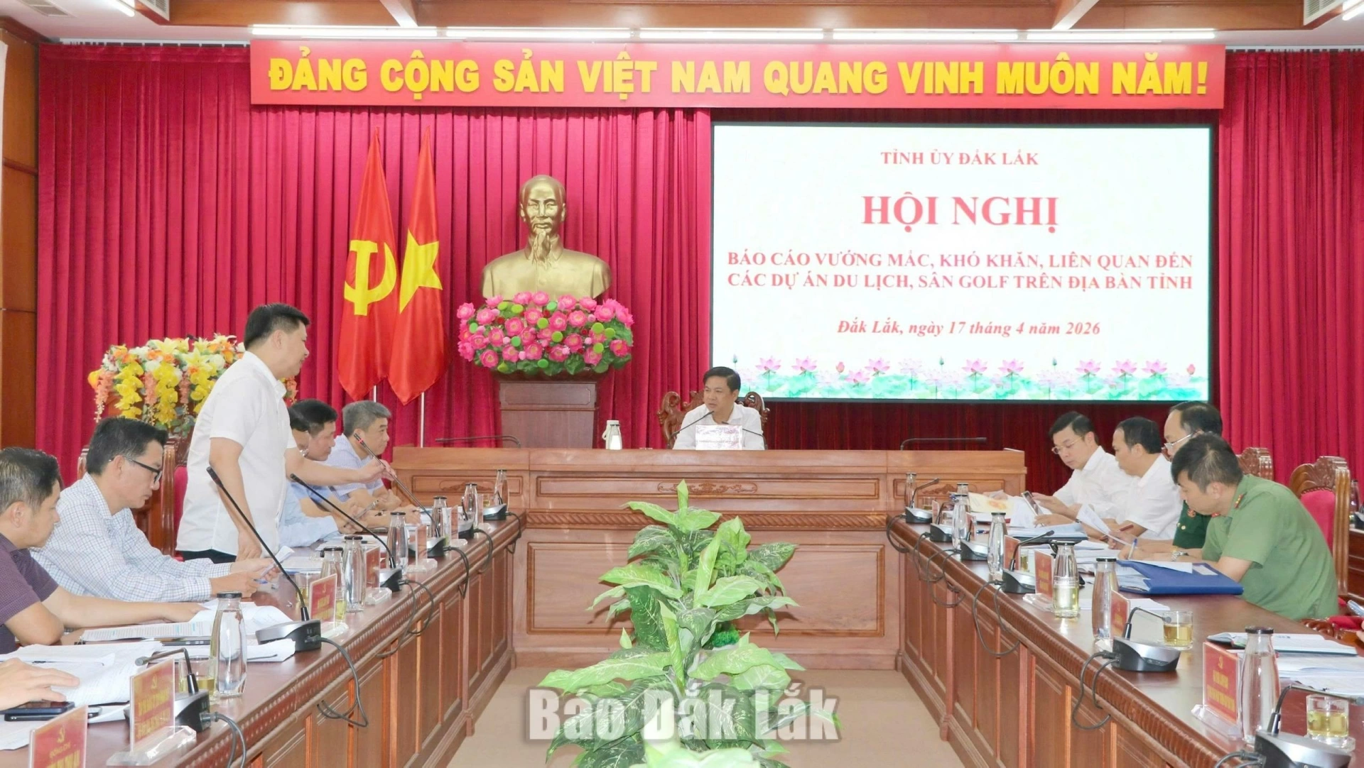 Quang cảnh cuộc họp.