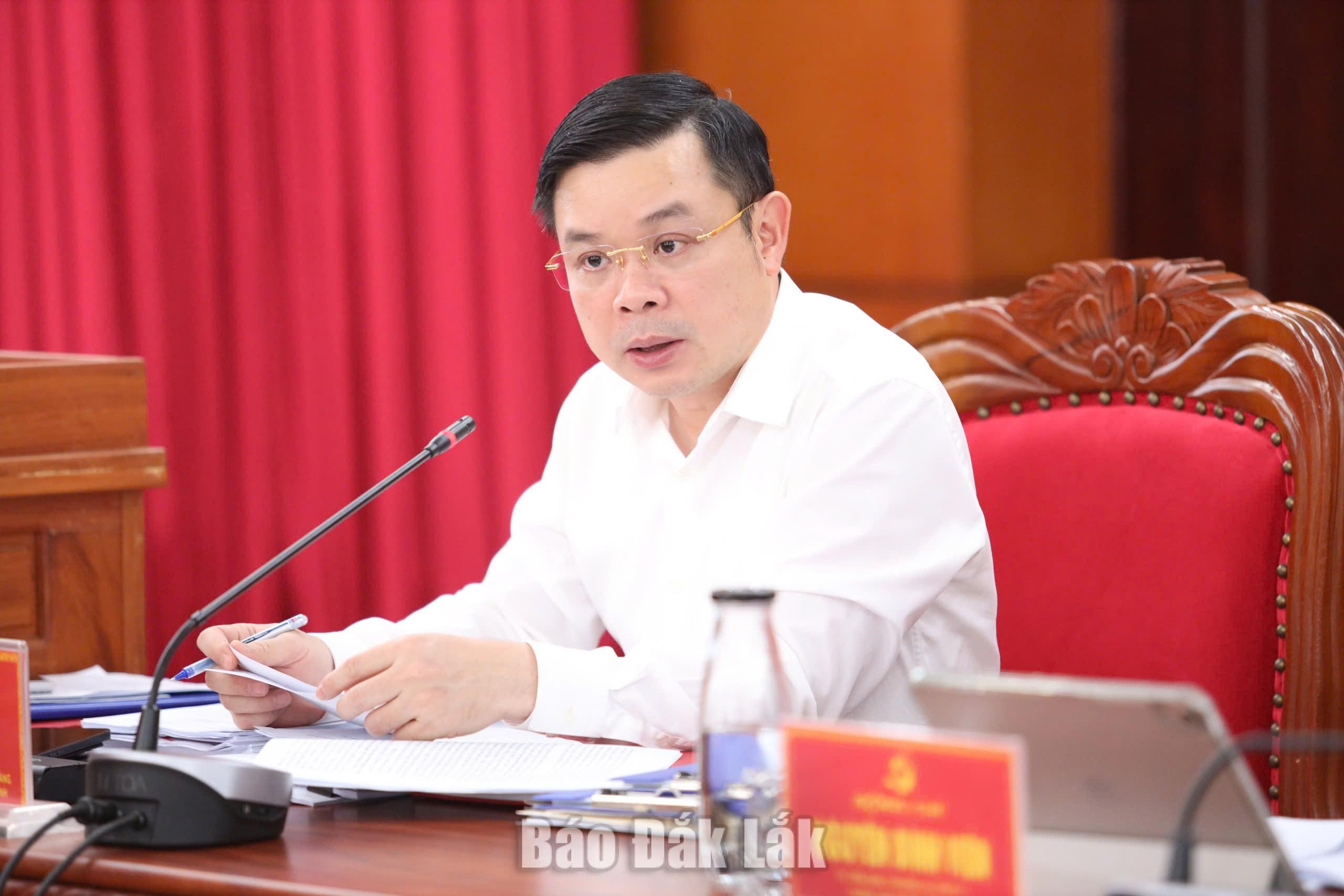 Đồng chí Đỗ Hữu Huy, Ủy viên dự khuyết Trung ương Đảng, Phó Bí thư Tỉnh ủy, Chủ tịch UBND tỉnh phát biểu tại cuộc họp.