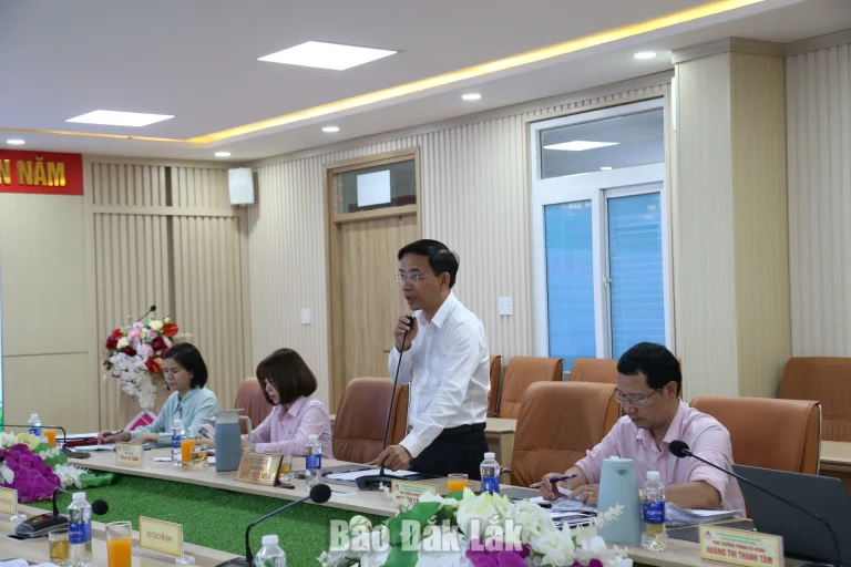 Giám đốc Ngân hàng Chính sách xã hội chi nhánh Đắk Lắk Đào Thái Hòa thông tin về tình hình thực hiện công tác tín dụng chính sách trên địa bàn tỉnh.