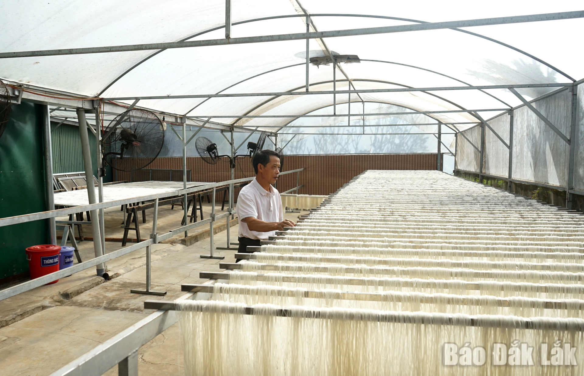 Hệ thống nhà màng và máy quạt phục vụ phơi sấy bún, miến, phở khô của hộ gia đình ông Hà Văn Tuyến.