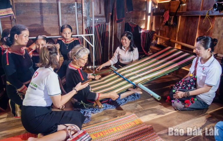 Đắk Lắk đang dần khẳng định vị thế trên bản đồ du lịch bằng chính những giá trị văn hóa đặc sắc. (Trong ảnh: Du khách hứng thú tìm hiểu quy trình dệt thổ cẩm của đồng bào Êđê). Ảnh: Hữu Hùng