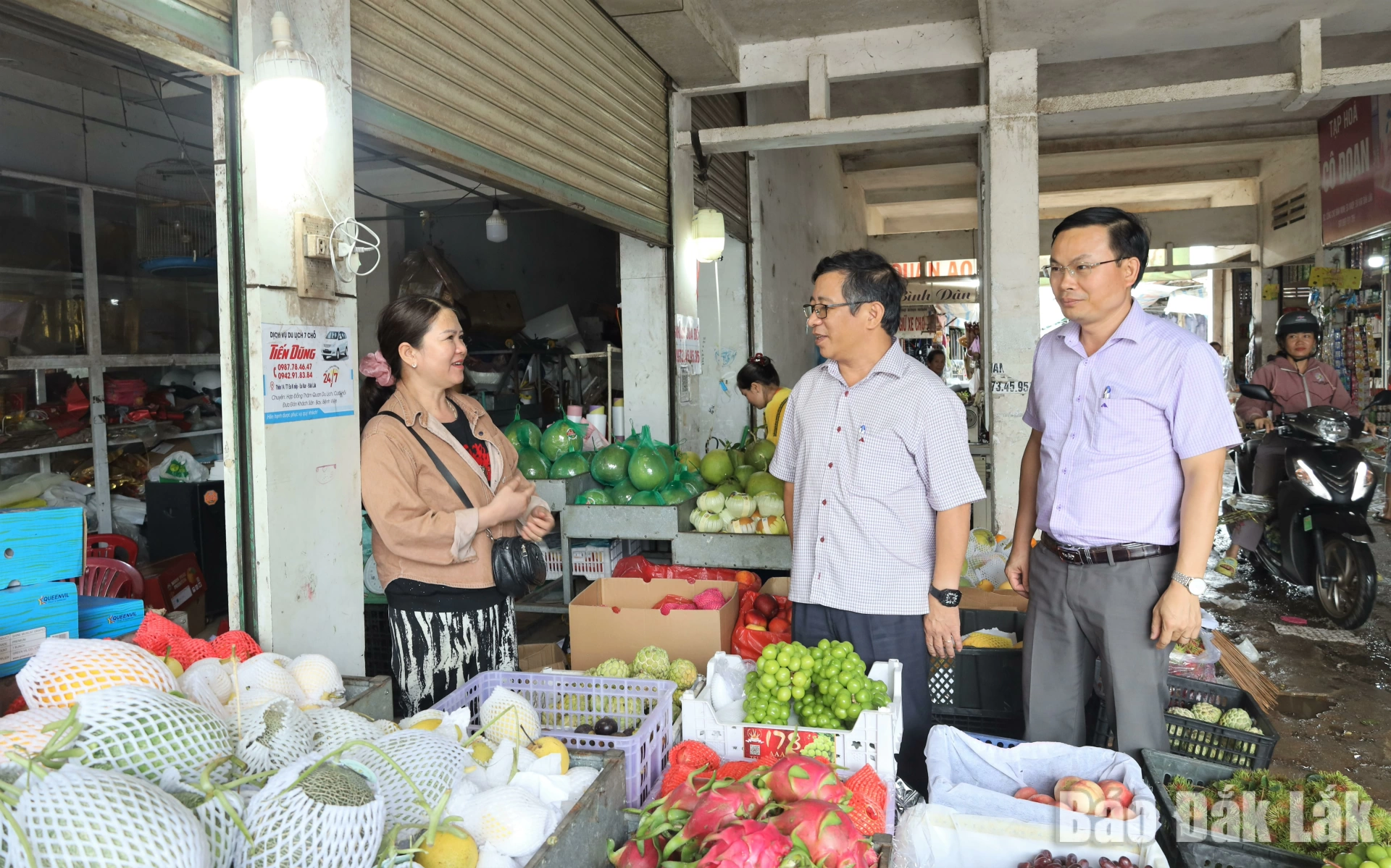 Chủ tịch UBND xã Ea Knốp Lê Anh Vũ (giữa) tìm hiểu hoạt động kinh doanh, buôn bán của tiểu thương tại Chợ Ea Knốp.