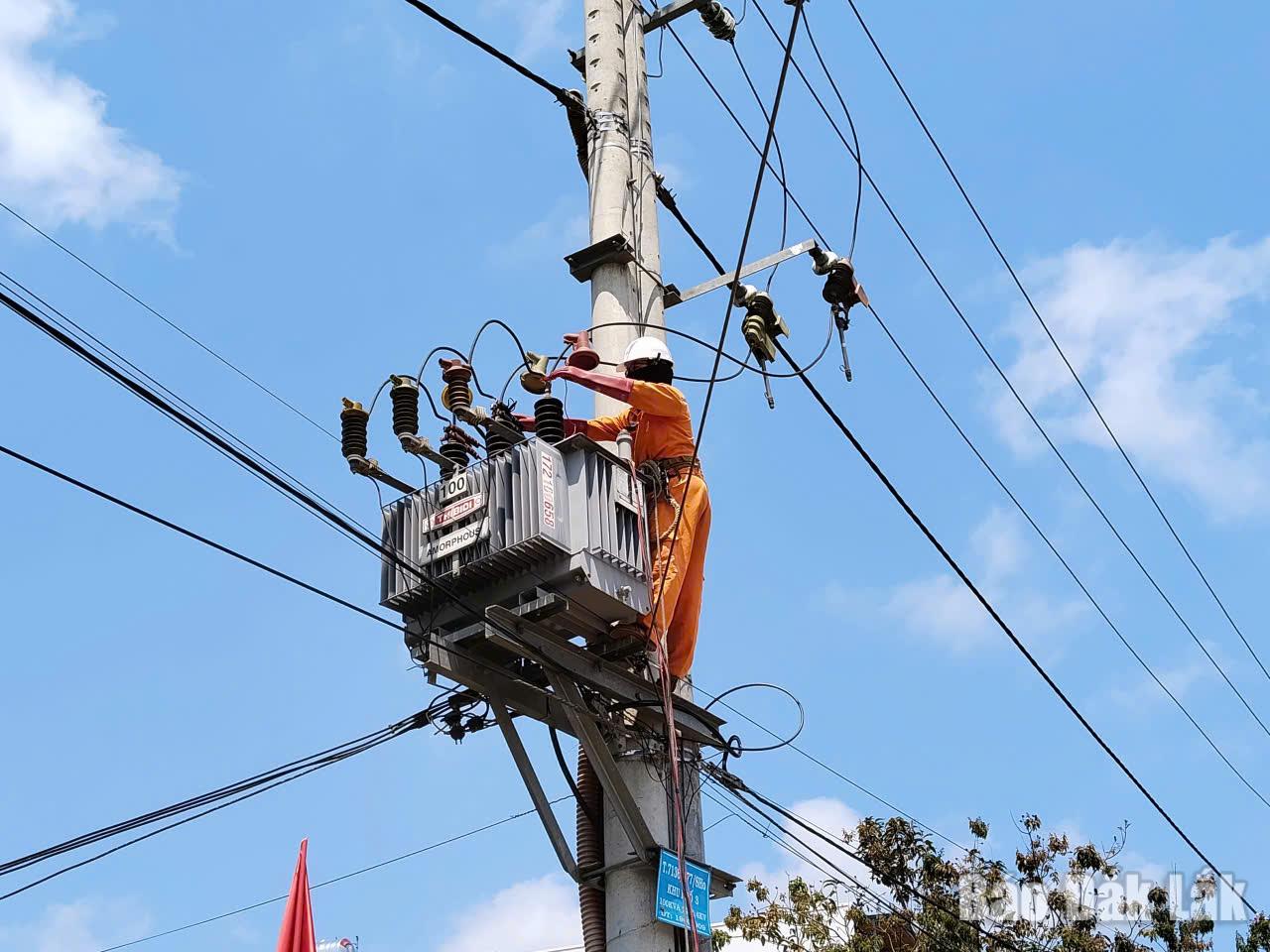 PC Đắk Lắk khẩn trương sửa chữa, bảo dưỡng lưới điện, bảo đảm cung ứng điện mùa nắng nóng 1 PC Đắk Lắk khẩn trương sửa chữa, bảo dưỡng lưới điện, đảm bảo cung ứng điện mùa nắng nóng.