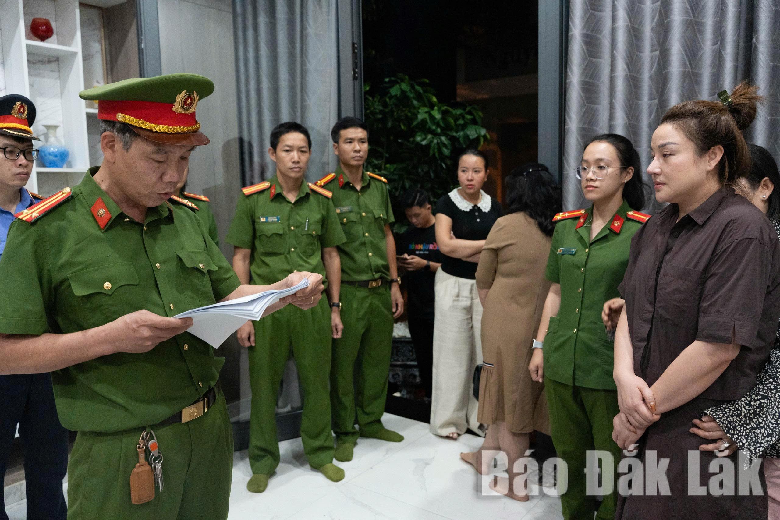 Và đọc lệnh bắt tạm giam đối tượng Trần Phi Yến (áo nâu).