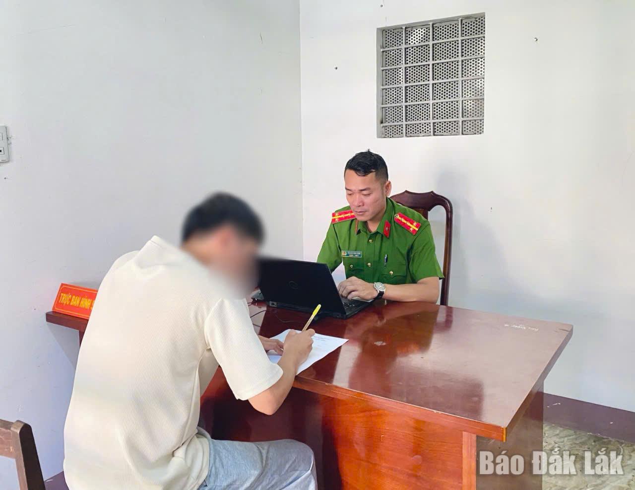 Công an xã Đắk Liêng lập biên bản người dân có hành vi vứt rác không đúng nơi quy định.