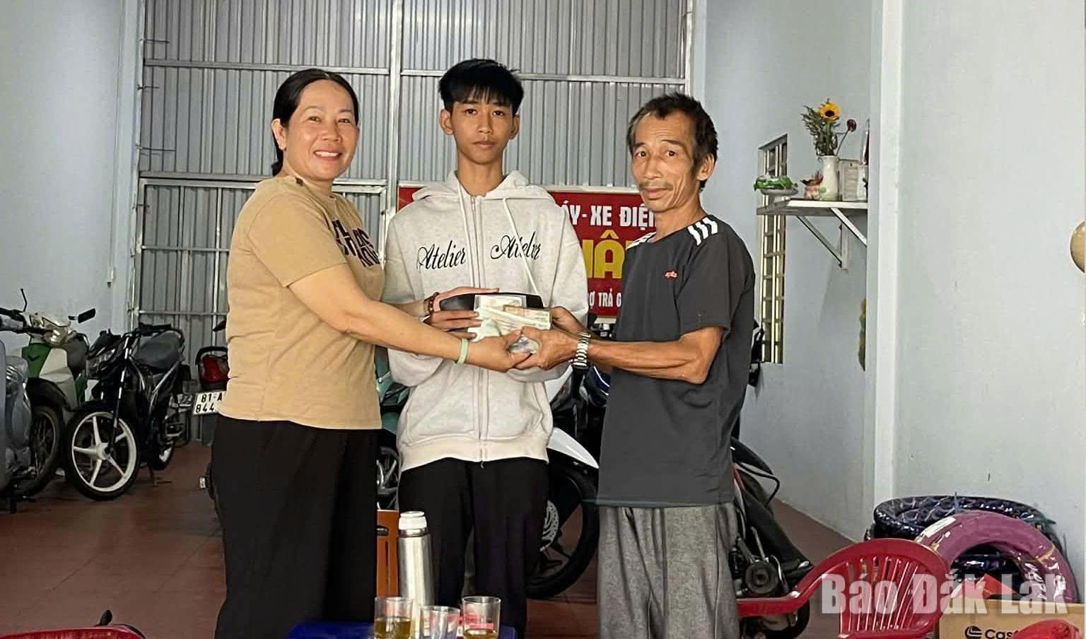 Nhặt được hơn 17 triệu đồng, nam sinh tìm người trả lại 1 m Nam (đứng giữa) trao trả tài sản cho người đánh rơi.