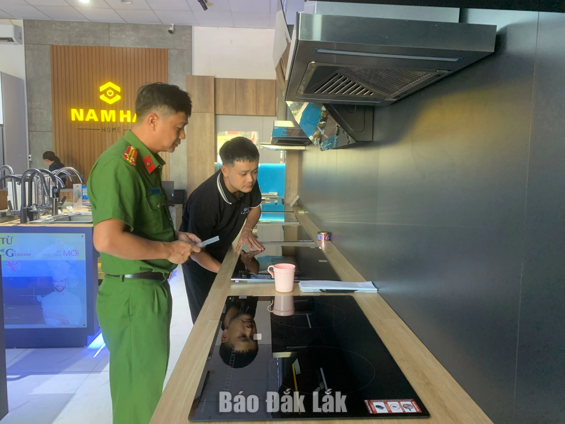 Cơ quan điều tra khám xét nơi làm việc của Vũ Trung Kiên. Ảnh: Viện KSND Khu vực 1 cung cấp.