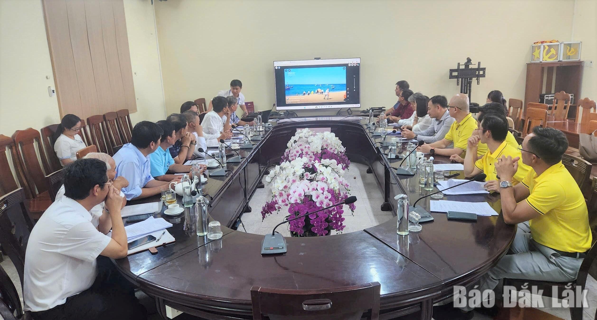 Hiệp hội Doanh nhân Đắk Lắk trao tặng 30 xe đạp phục vụ hoạt động trải nghiệm du lịch tại Làng Lò, phường Hòa Hiệp 1 Trình chiếu phóng sự quảng bá du lịch tại Làng Lò, phường Hòa Hiệp.