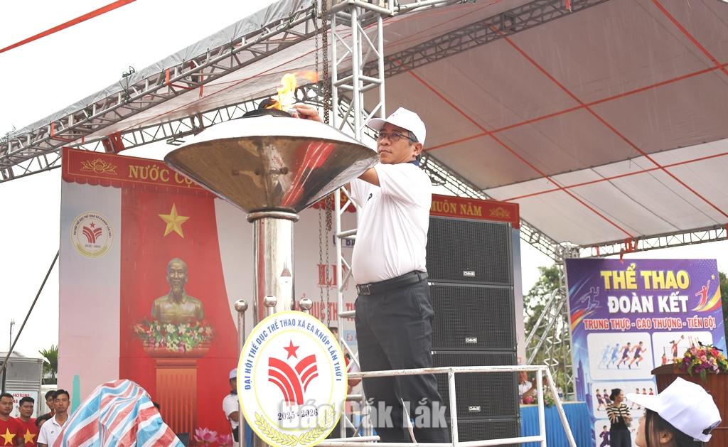 Hơn 800 vận động viên tham gia Đại hội Thể dục thể thao xã Ea Knốp 2 Phó Bí thư Đảng ủy, Chủ tịch UBND xã, Trưởng Ban chỉ đạo đại hội Lê Anh Vũ thắp lửa truyền thống đại hội.