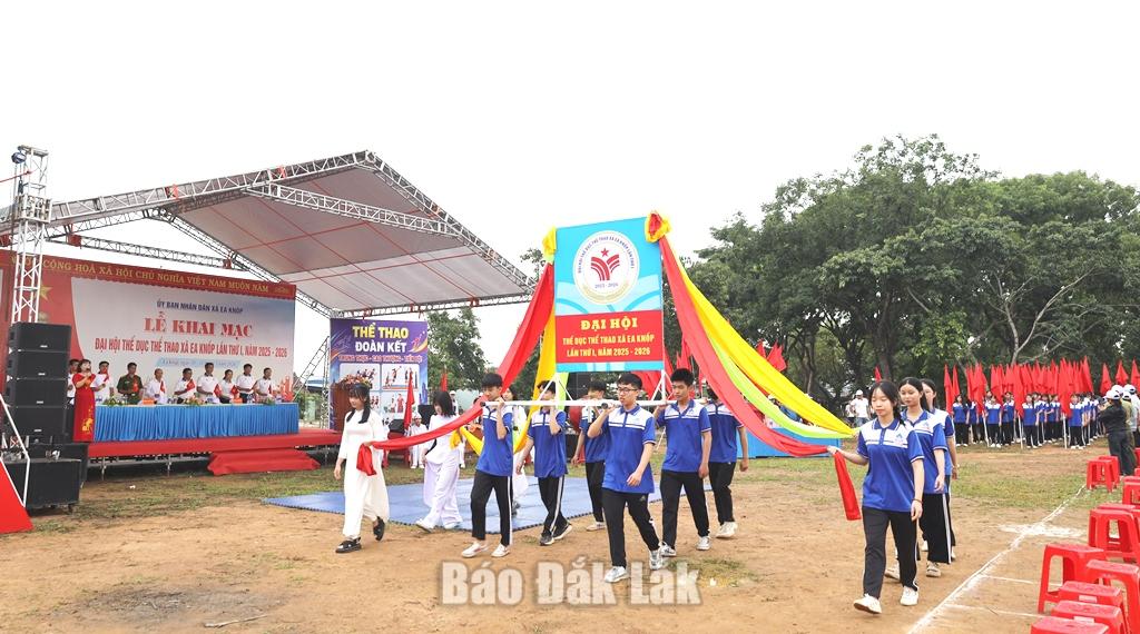 Hơn 800 vận động viên tham gia Đại hội Thể dục thể thao xã Ea Knốp 1 Các khối tham gia diễu hành, biểu dương lực lượng tại đại hội.