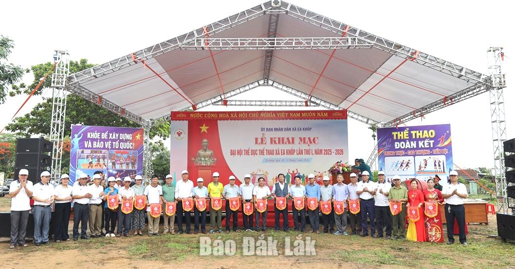 Hơn 800 vận động viên tham gia Đại hội Thể dục thể thao xã Ea Knốp 3 Ban chỉ đạo, Ban tổ chức tặng cờ lưu niệm cho các đoàn tham gia đại hội.