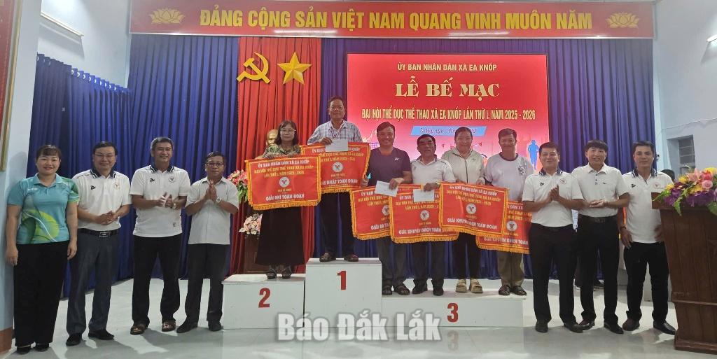 Thôn 5 đoạt giải Nhất toàn đoàn tại Đại hội Thể dục thể thao xã Ea Knốp 1 Ban chỉ đạo, Ban tổ chức Đại hội Thể dục thể thao xã Ea Knốp lần thứ I trao giải toàn đoàn cho các đơn vị.