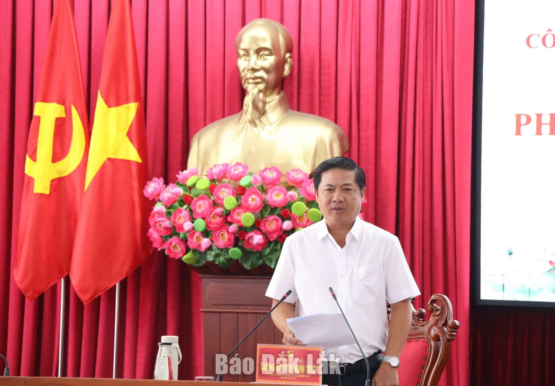 Ủy viên Trung ương Đảng, Bí thư Tỉnh ủy Lương Nguyễn Minh Triết, Trưởng Đoàn đại biểu quốc hội (ĐBQH) tỉnh, Trưởng Ban chỉ đạo phát biểu tại phiên họp