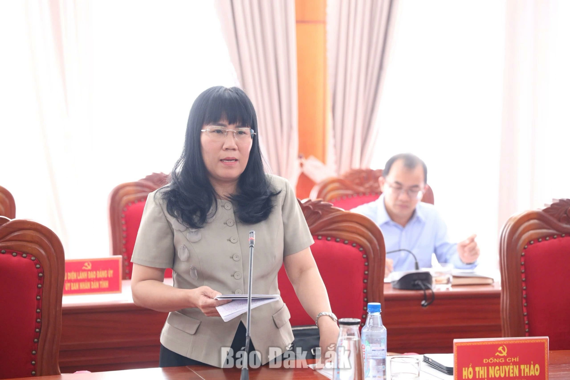 Đồng chí Hồ Thị Nguyên Thảo, Phó Chủ tịch Thường trực UBND tỉnh phát biểu tại phiên họp.