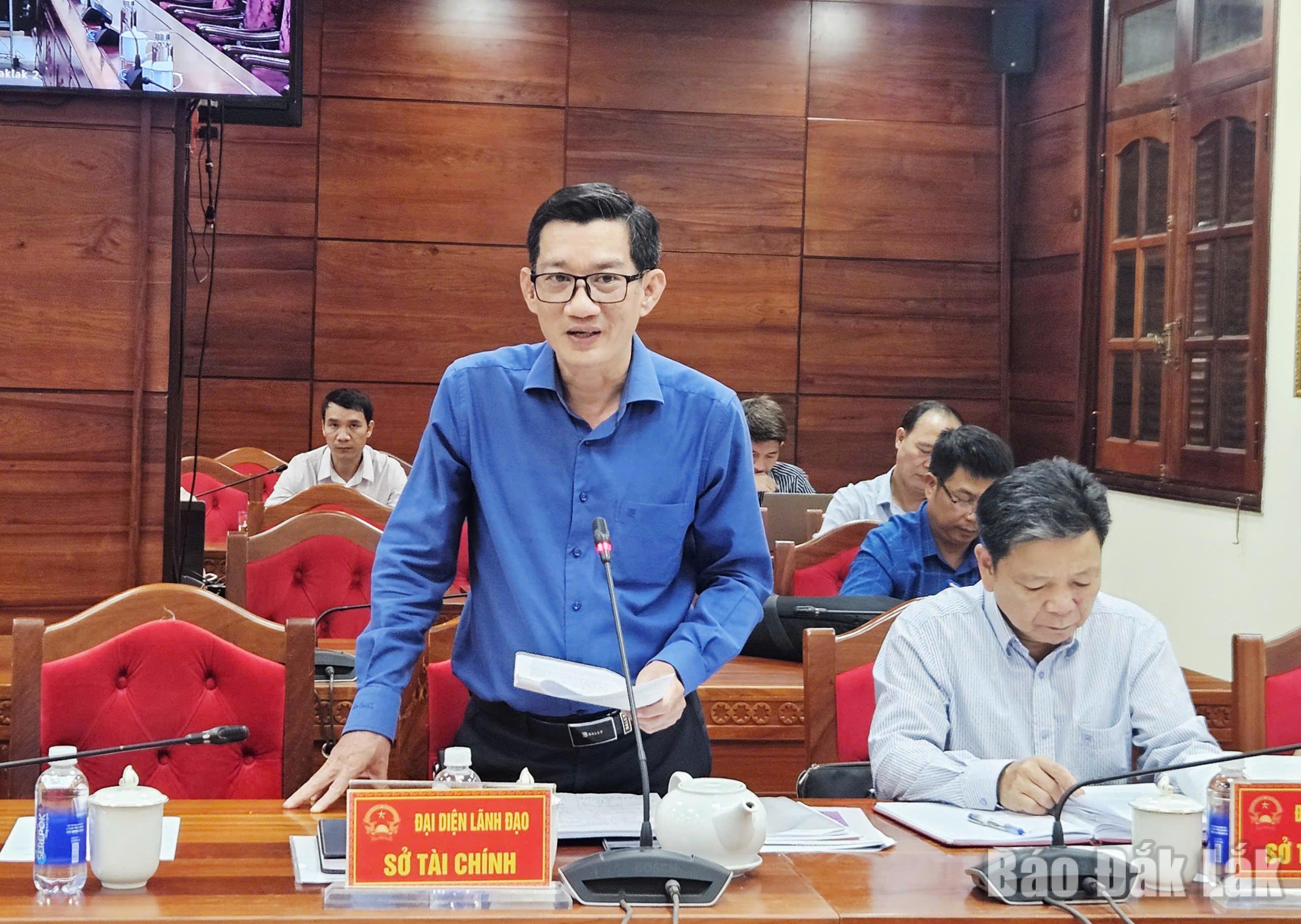 Đại diện lãnh đạo Sở Tài chính báo cáo công tác tổ chức Hội nghị xúc tiến đầu tư năm 2026, công bố điều chỉnh quy hoạch tỉnh Đắk Lắk thời kỳ 2021-2030, tầm nhìn đến năm 2050 