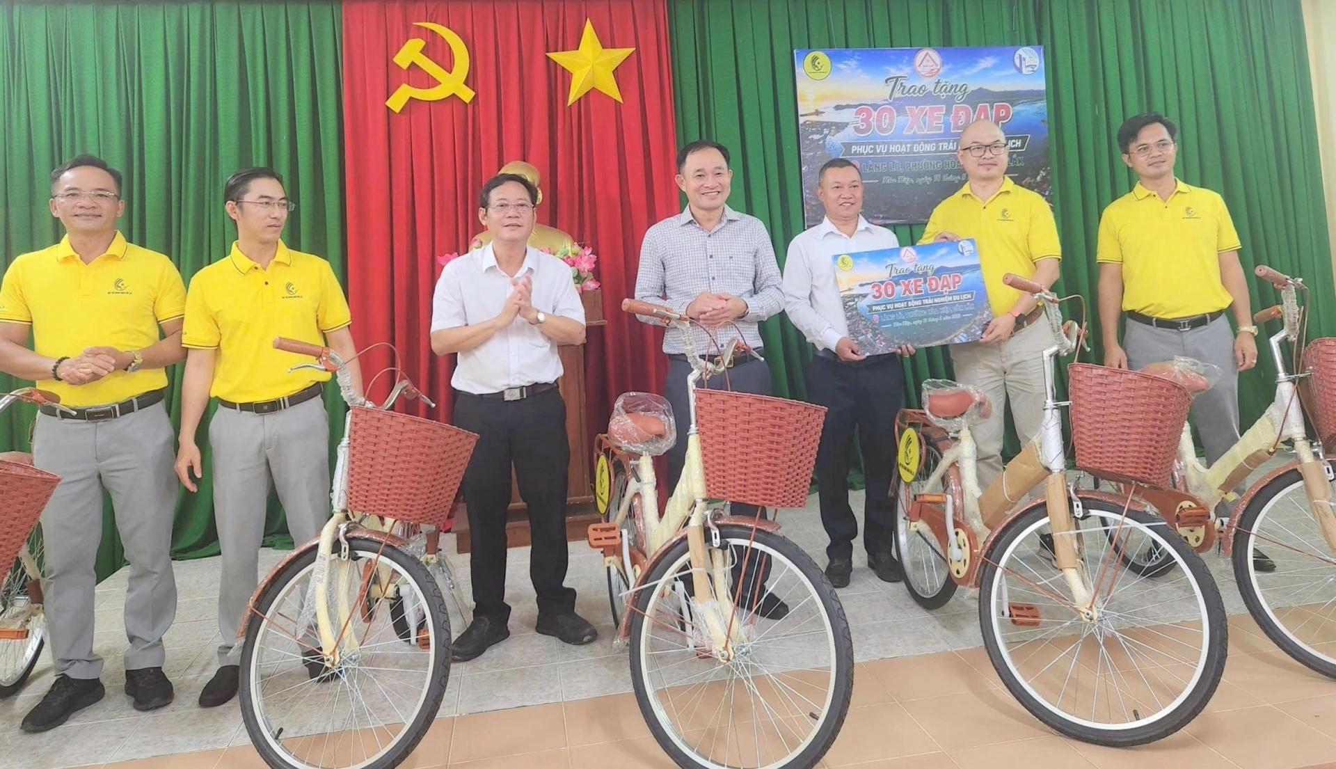 Hiệp hội Doanh nhân Đắk Lắk trao tặng 30 xe đạp phục vụ hoạt động trải nghiệm du lịch tại Làng Lò, phường Hòa Hiệp 2 Hiệp hội Doanh nhân Đắk Lắk phối hợp với Sở Văn hóa, Thể thao và Du lịch tỉnh Đắk Lắk trao tặng xe đạp phục vụ hoạt động trải nghiệm du lịch tại Làng Lò.