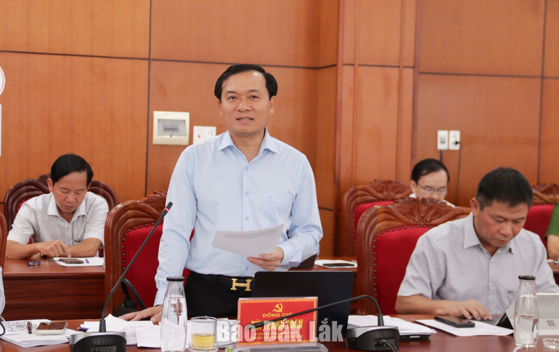 Đồng chí Bùi Thanh Toàn, Uỷ viên Ban Thường vụ, Giám đốc Sở Khoa học và Công nghệ báo cáo về hạ tầng số phục vụ chuyển đổi số trên địa bàn.