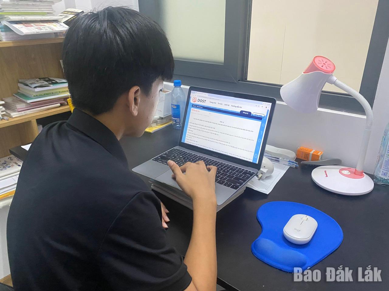 Người dân Đắk Lắk tìm hiểu về cuộc thi trắc nghiệm trực tuyến.