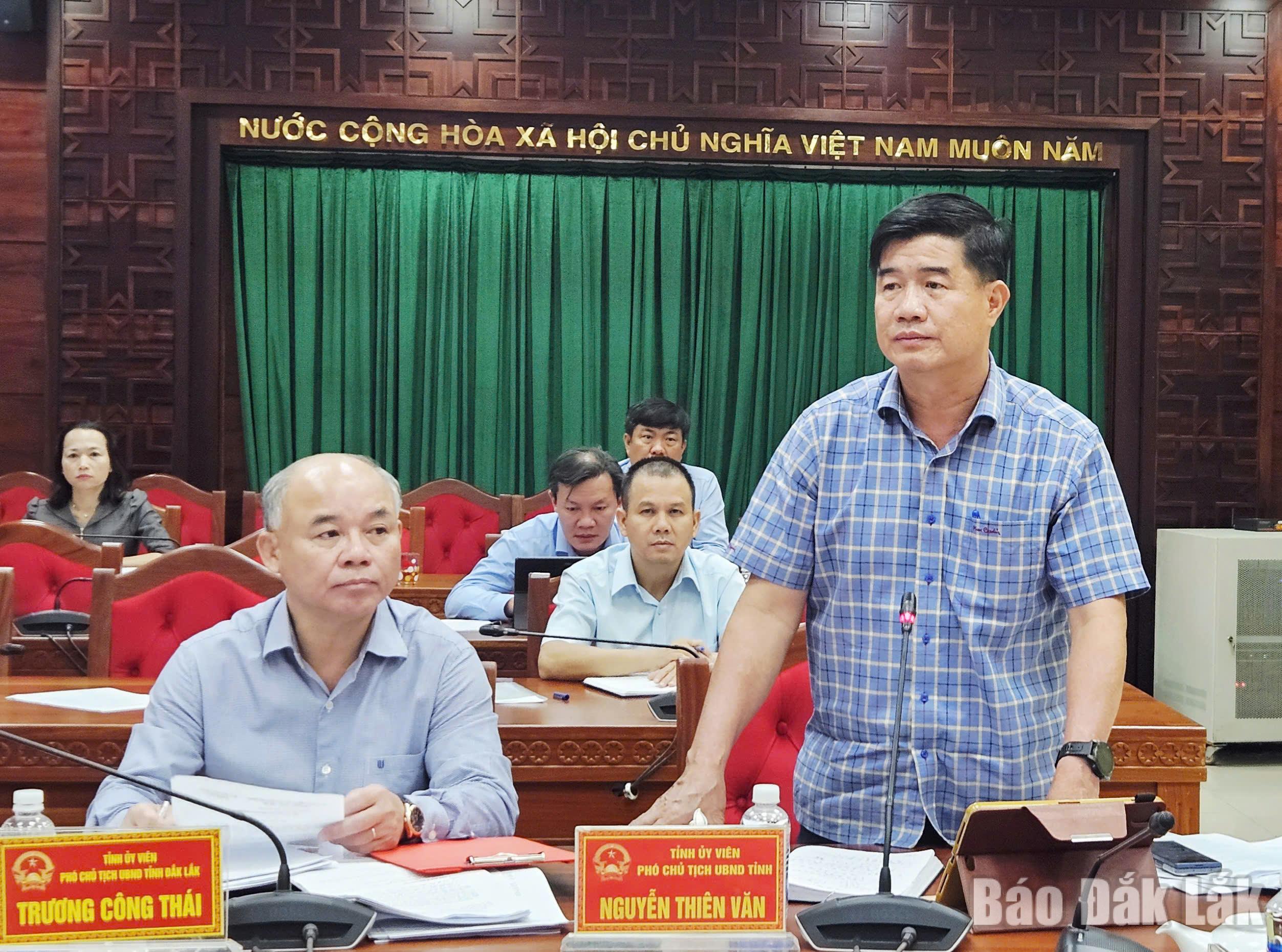 Phó Chủ tịch UBND tỉnh Nguyễn Thiên Văn đóng góp ý kiến tại cuộc họp.