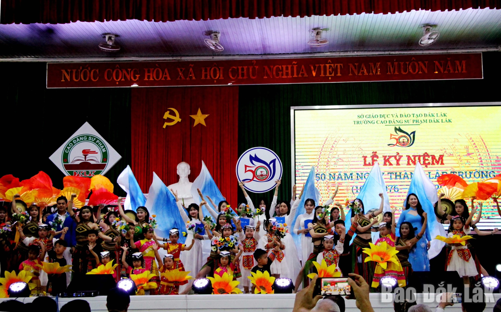 Chương trình văn nghệ đặc sắc chào mừng kỷ niệm 50 năm thành lập trường.