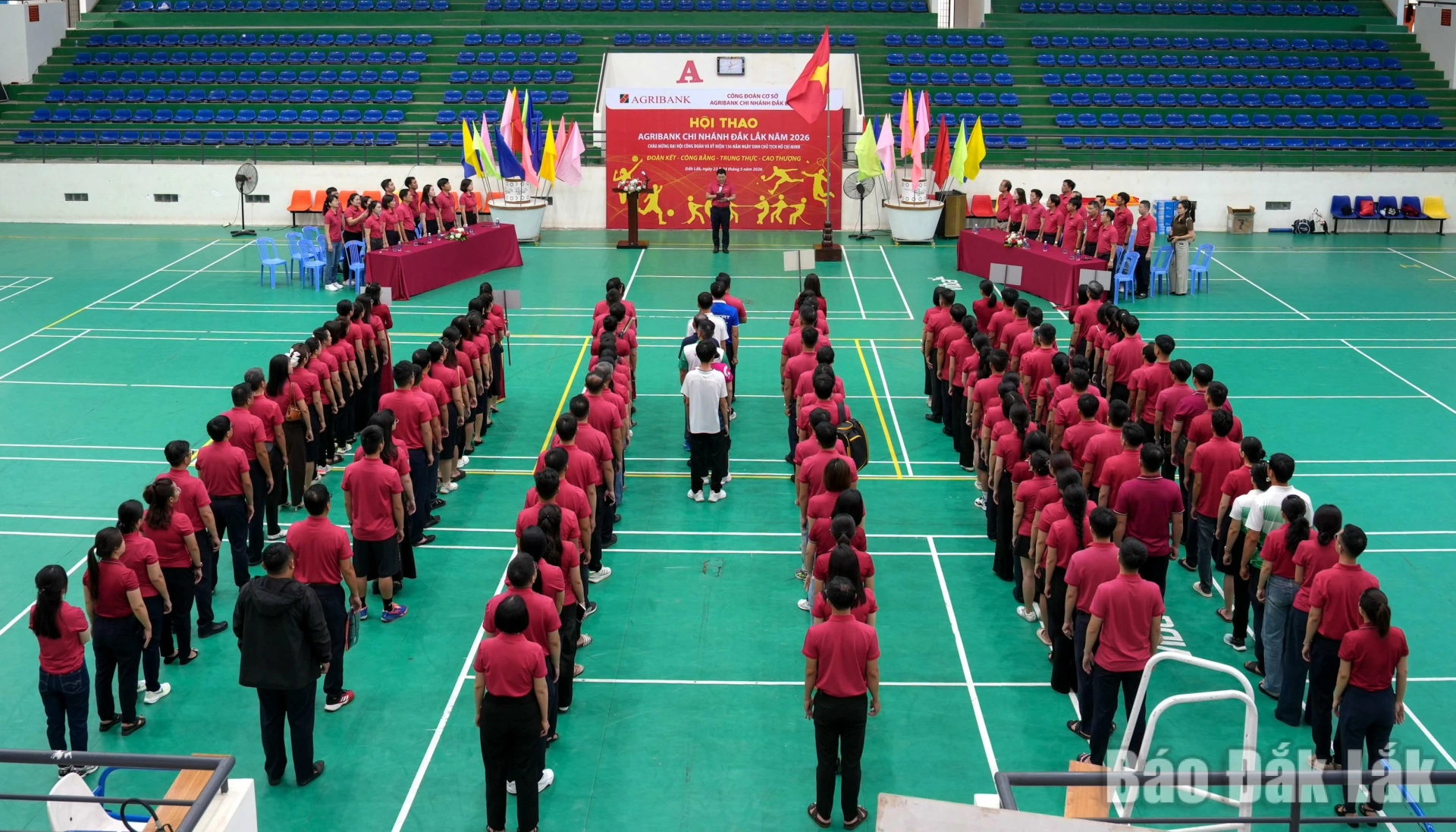 Các vận động viên tham dự lễ khai mạc hội thao.