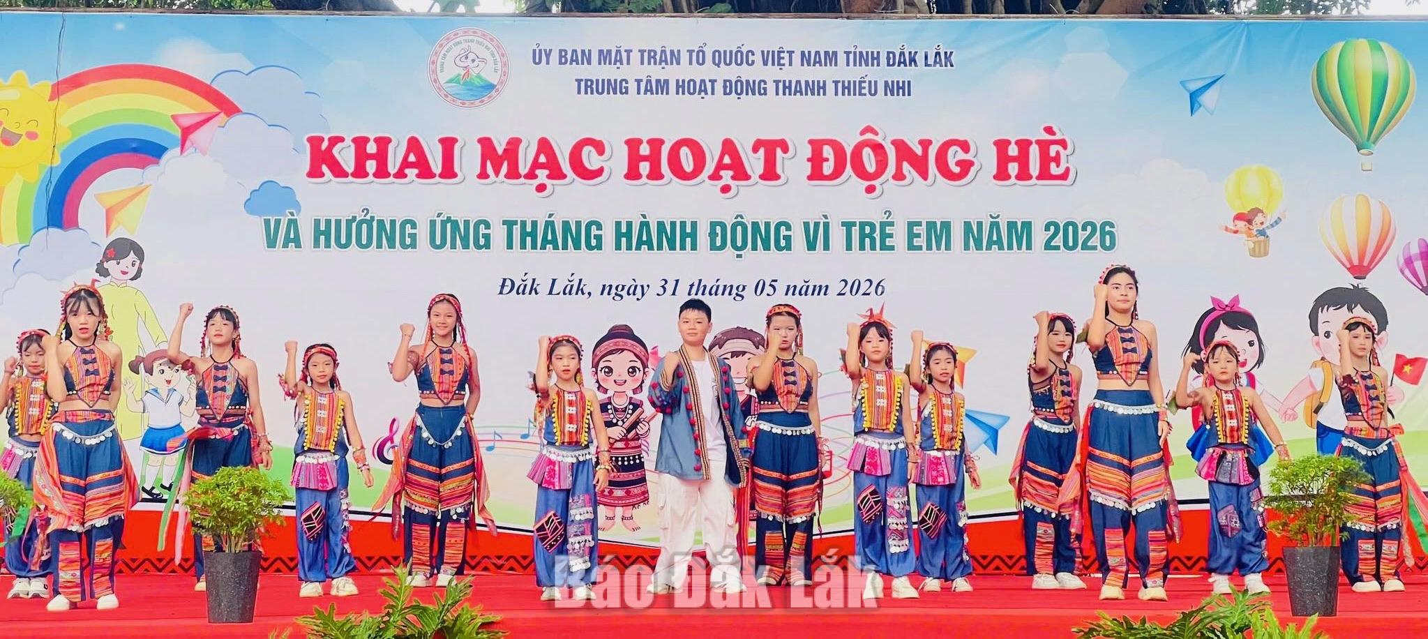 Tiết mục văn nghệ đặc sắc do học viên của Trung tâm Hoạt động Thanh thiếu nhi tỉnh biểu diễn tại chương trình.