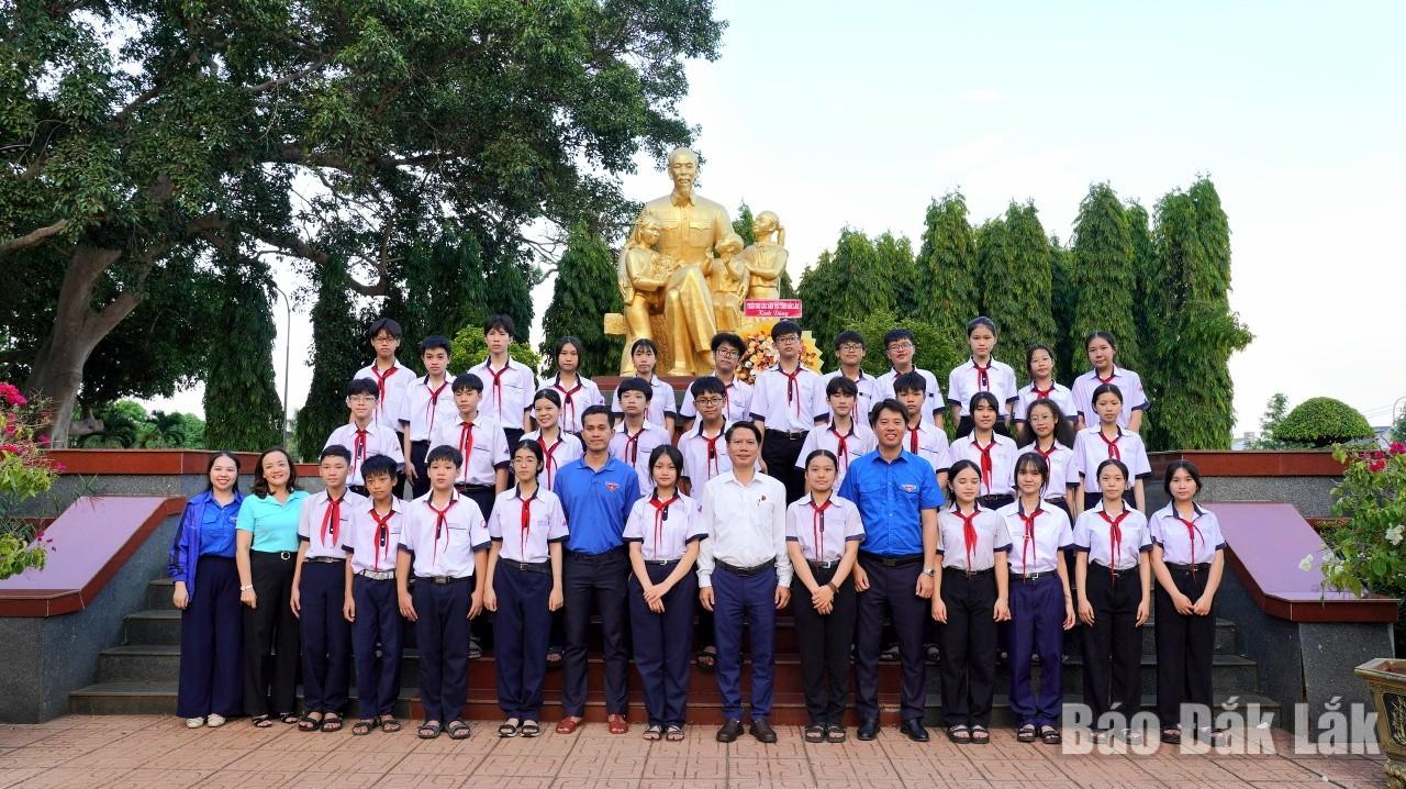 Thiếu nhi Đắk Lắk tri ân các Mẹ Việt Nam Anh hùng, lão thành cách mạng 6 báo công