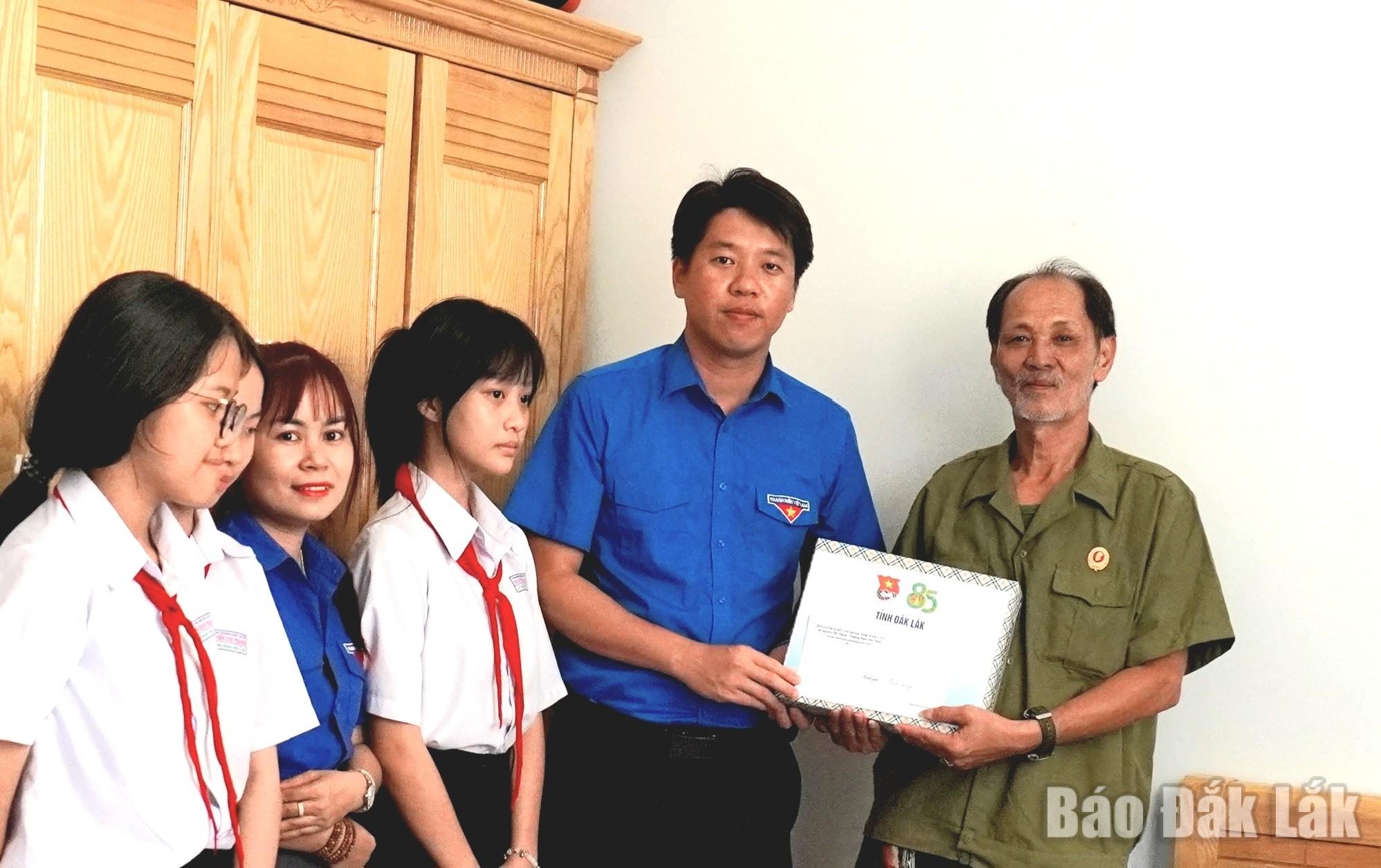 Thiếu nhi Đắk Lắk tri ân các Mẹ Việt Nam Anh hùng, lão thành cách mạng 4 Tặng quà tri ân gia đình