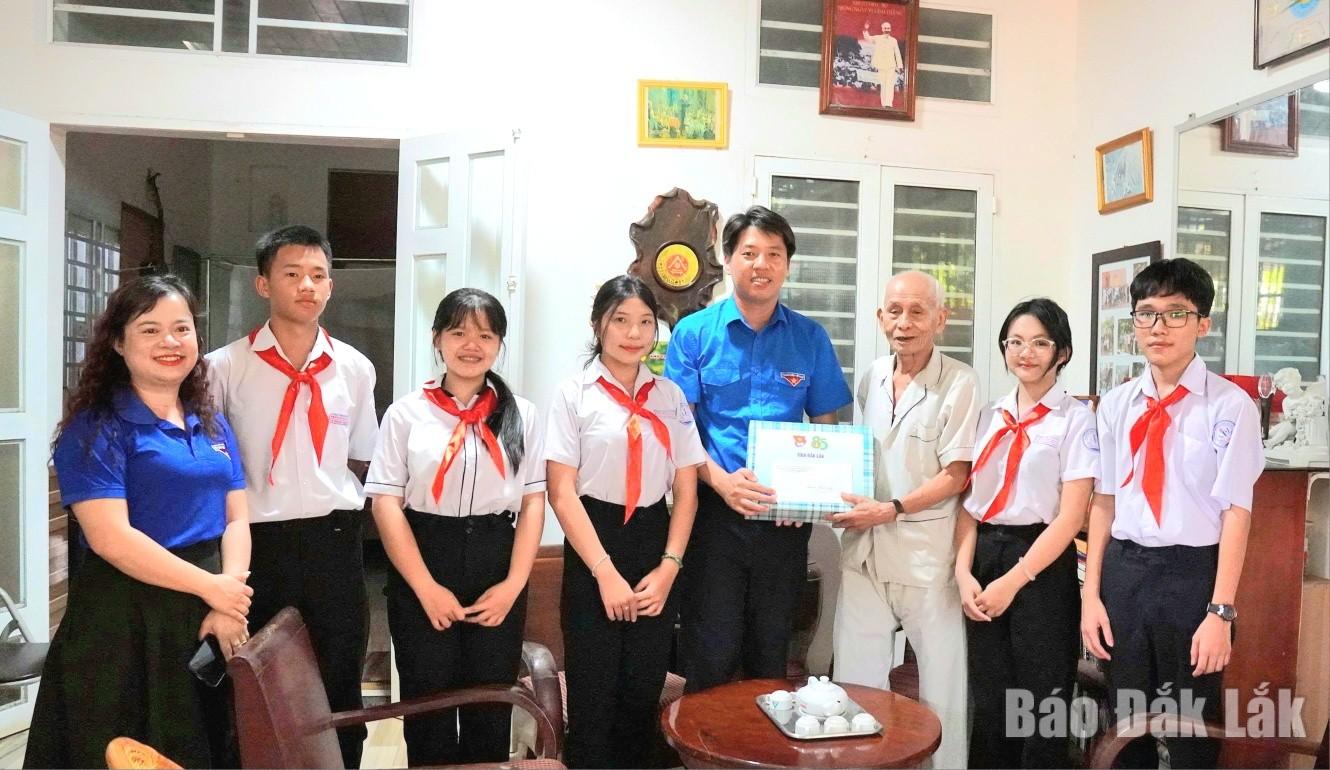 Thiếu nhi Đắk Lắk tri ân các Mẹ Việt Nam Anh hùng, lão thành cách mạng 5 bác