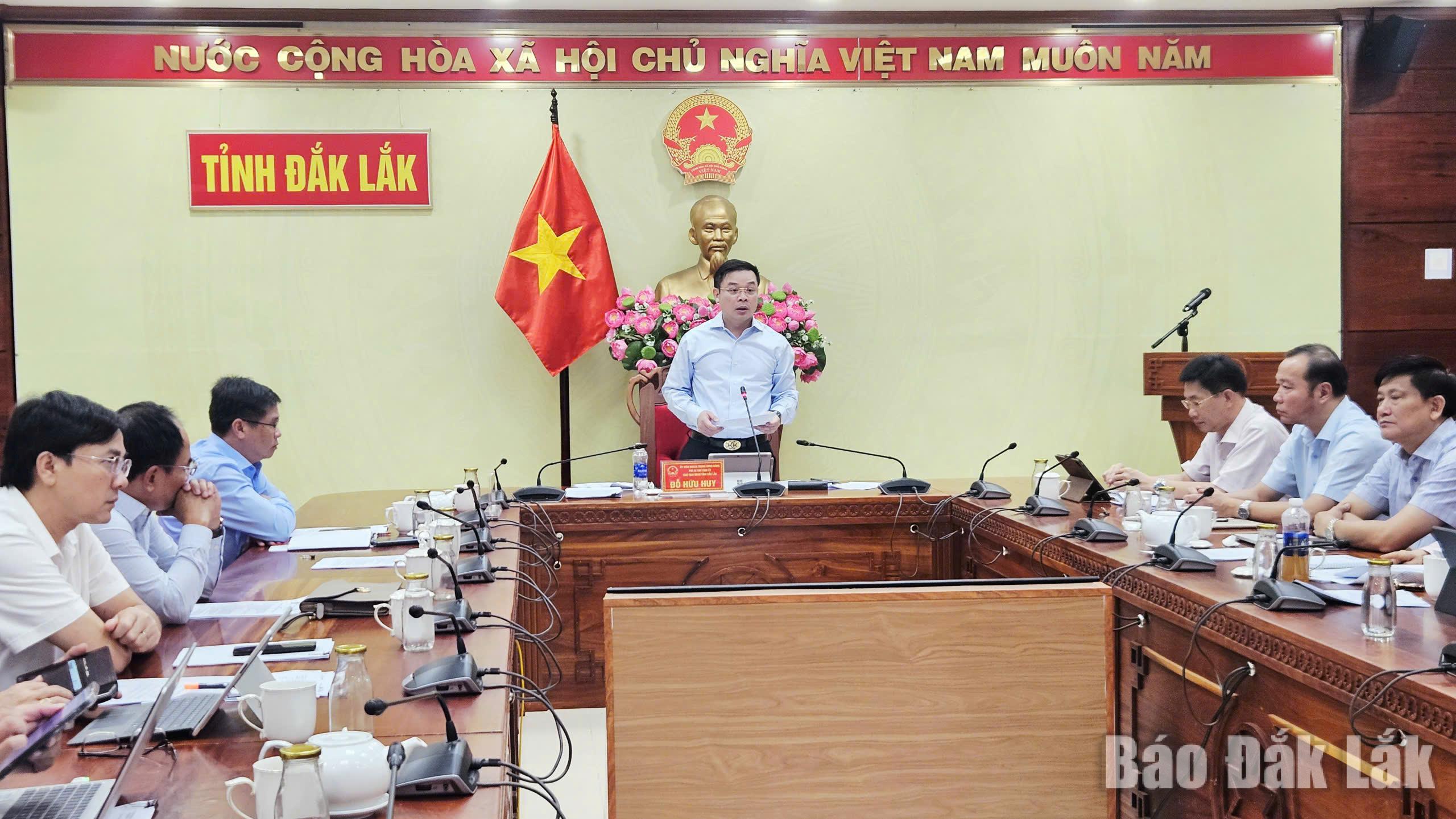 Tại điểm cầu tỉnh Đắk Lắk, Ủy viên Dự khuyết Trung ương Đảng, Phó Bí thư Tỉnh ủy, Chủ tịch UBND tỉnh Đỗ Hữu Huy chủ trì hội nghị trực tuyến.