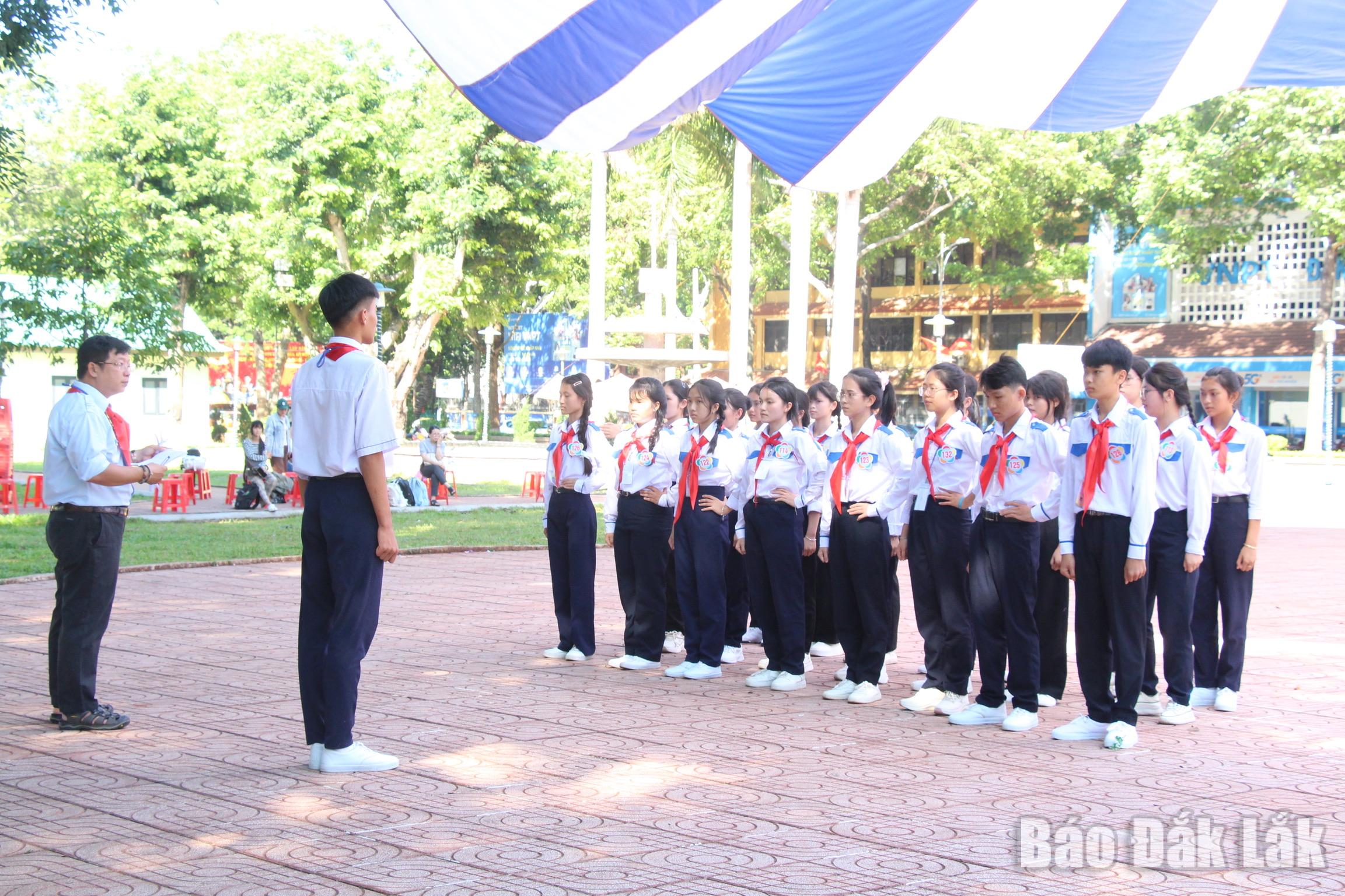 Các thí sinh thực hành nghi thức Đội.