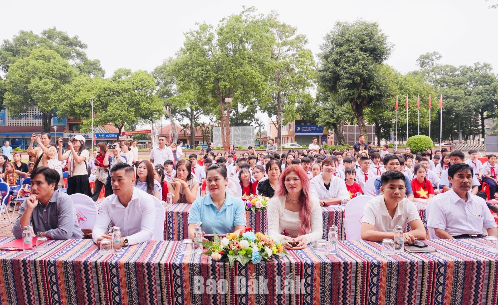 Đông đảo đại biểu và thiếu nhi tham dự chương trình.