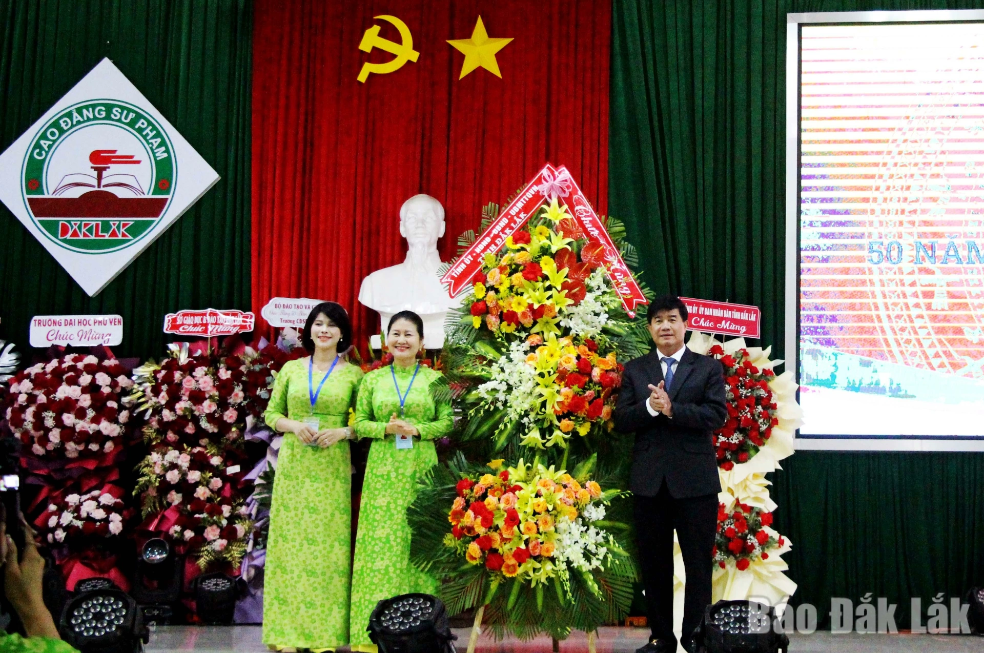 Đồng chí Nguyễn Thiên Văn, Phó Chủ tịch UBND tỉnh thay mặt lãnh đạo tỉnh tặng cho trường lẵng hoa tươi thắm.