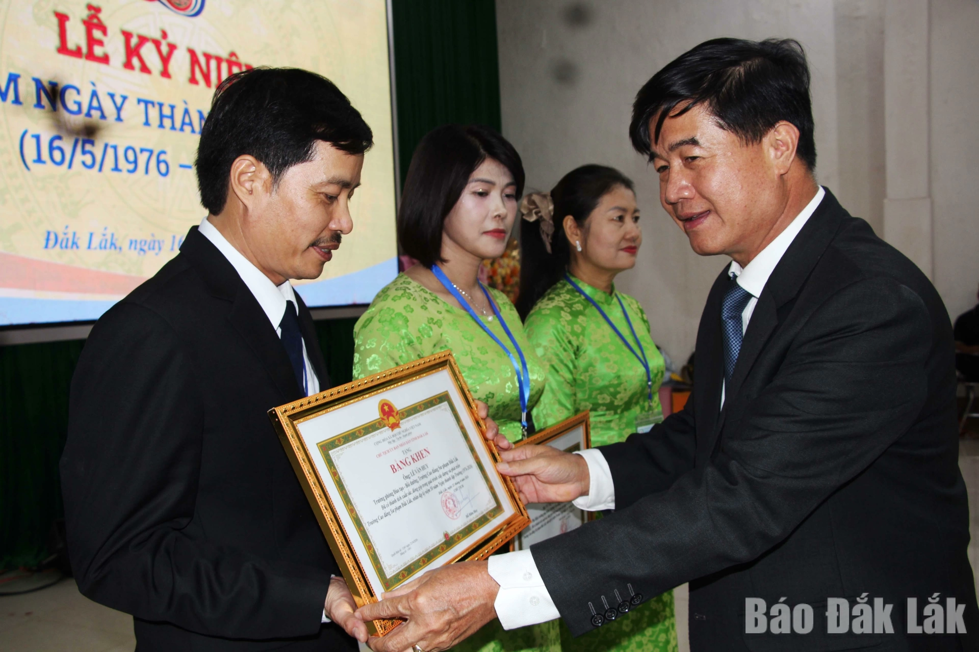 Đồng chí Nguyễn Thiên Văn, Phó Chủ tịch UBND tỉnh tặng bằng khen UBND cho 3 cá nhân xuất sắc.
