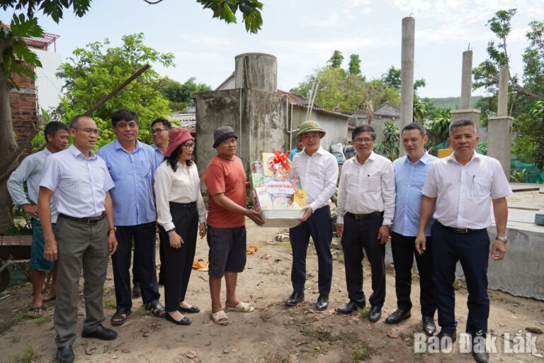 Chủ tịch UBND tỉnh Đỗ Hữu Huy yêu cầu tăng tốc bàn giao mặt bằng tuyến ven biển