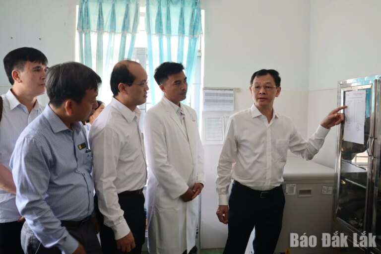 Giám sát chặt người về từ vùng có dịch Ê-bô-la