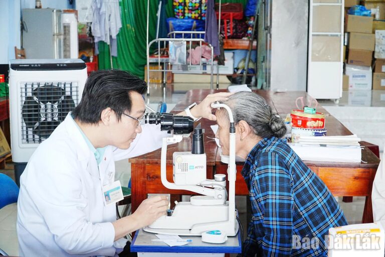 Khám mắt miễn phí cho người dân xã Xuân Phước