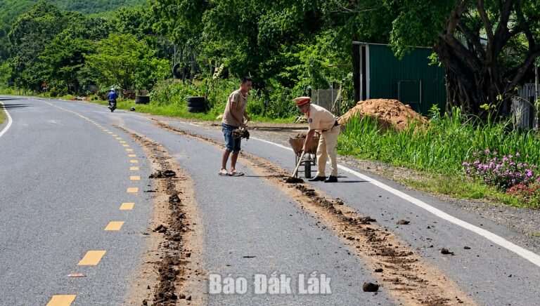 Lập biên bản xử phạt hành chính tài xế để đất cát rơi vãi trên đường