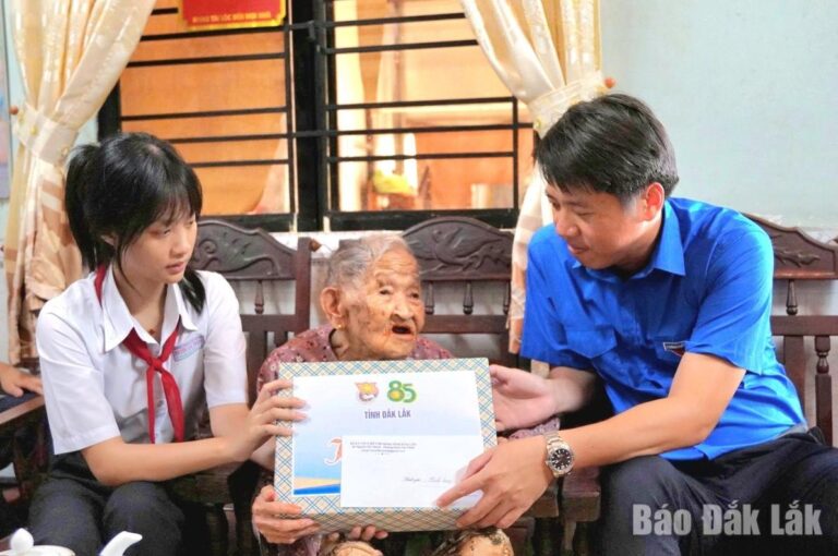 Thiếu nhi Đắk Lắk tri ân các Mẹ Việt Nam Anh hùng, lão thành cách mạng