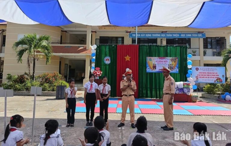 Trang bị kiến thức giao thông và phòng chống đuối nước cho học sinh