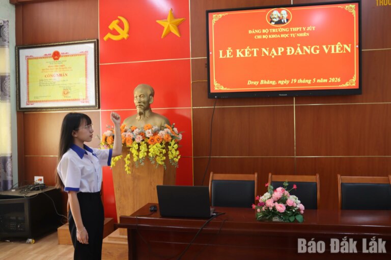 Ươm mầm "hạt giống đỏ" trong trường học