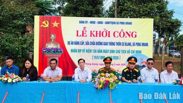 Xã Pơng Drang khởi công đường giao thông mừng sinh nhật Bác